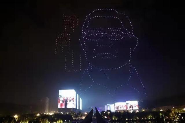 夜空中最亮的星!廣州1200架無人機(jī)致敬人才(圖1) 夜空中最亮的星!廣州1200架無人機(jī)致敬人才(圖1)