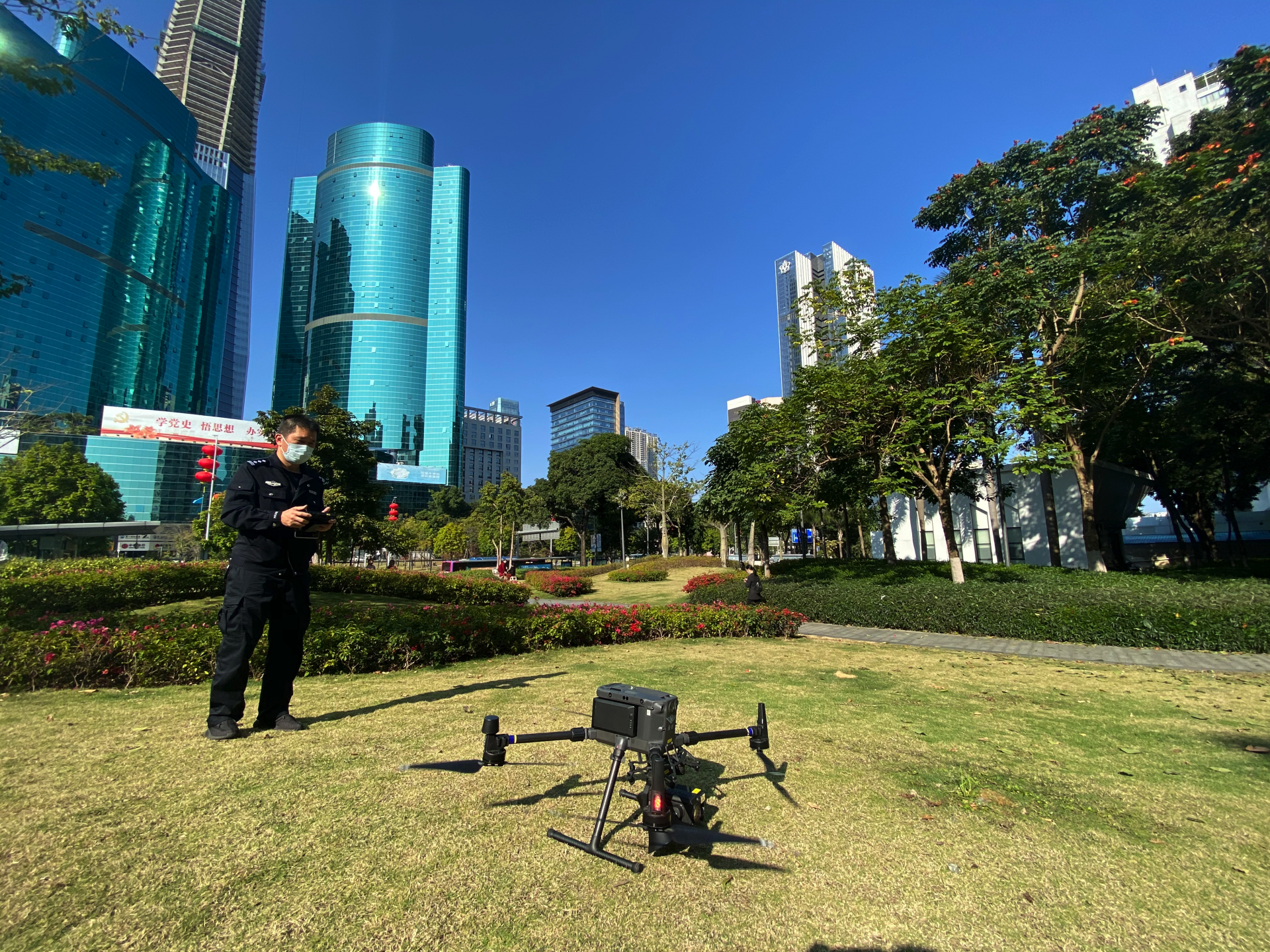 警用無人機(jī)喊話助力羅湖區(qū)科技防疫(圖1)