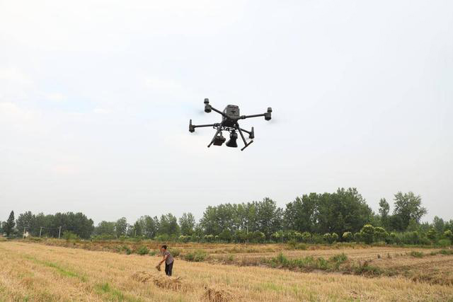 無(wú)人機(jī)航拍助力儀征警方秸稈禁燒巡查(圖1)