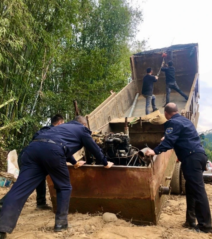 龍門縣水利局采用無人機打擊違法采砂(圖2) 龍門縣水利局采用無人機打擊違法采砂(圖2)